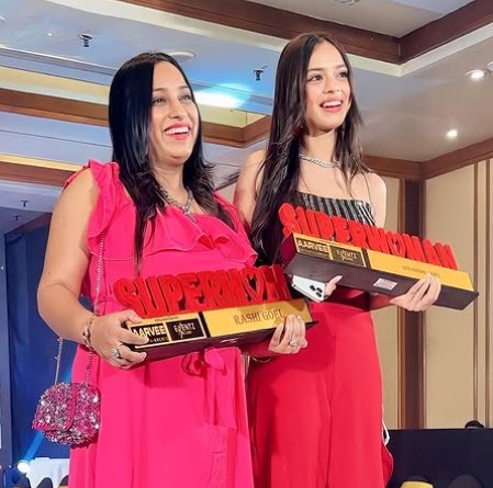 Nitanshi Goel with her mother Rashi Goel