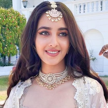 Simrat Kaur: Biography, Age, Family, Career & Net Worth
