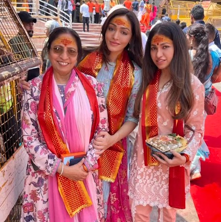 Khushali Kumar with her mother Sudesh Kumari and sister Tulsi Kumar
