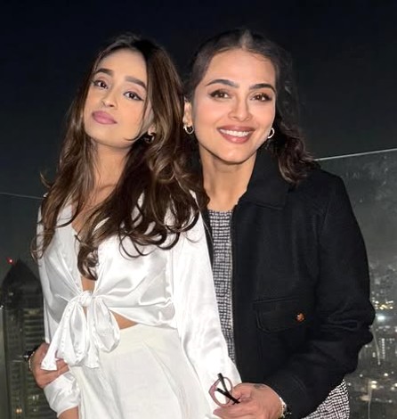 Divaa Vanjari with her aunt Shilpa Shirodkar
