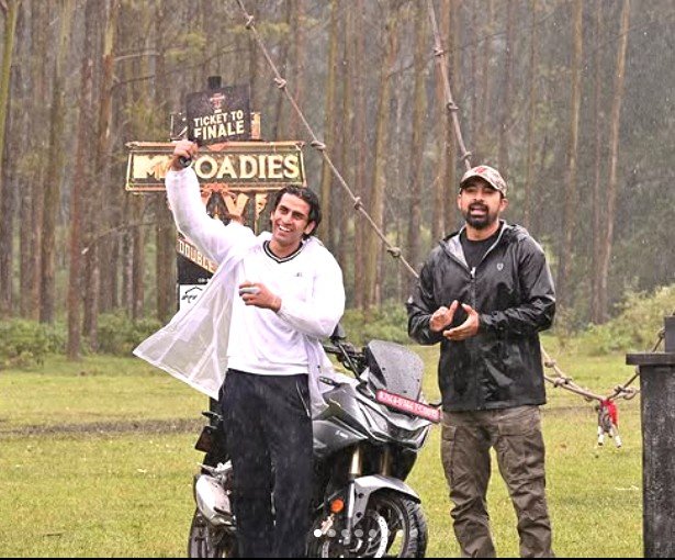 Kushal Tanwar with Runnvijay Singh in the reality show 'MTV Roadies 20 - Double Cross'