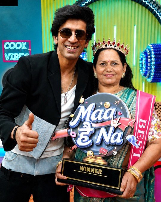 Kushal Tanwar with his mother Munesh Tanwar, holding the 'Maa Hai Na' Trophy