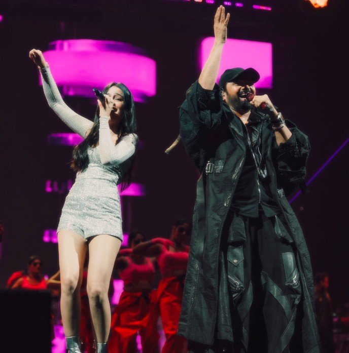 Pragati Nagpal performing with Himesh Reshammiya