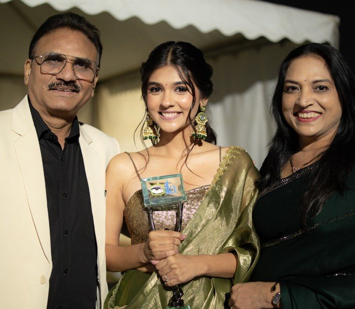 Pranali Rathod wih her Parents