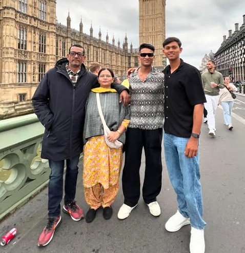 Yashasvi Jaiswal with his family