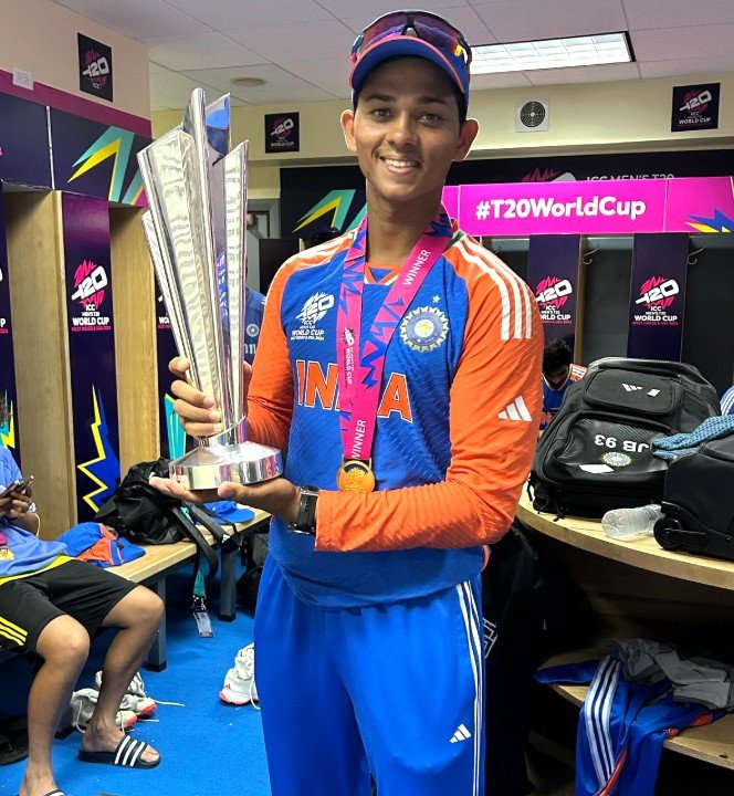 Yashasvi Jaiswal with his award