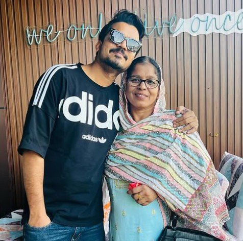 Aasif Khan with his mother Firdous Khan