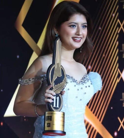 Arishfa Khan received the 'Influencer of Year 2025' Award