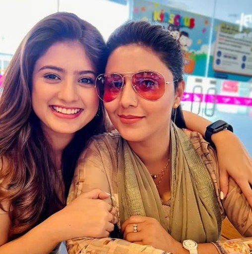 Arishfa Khan with her mother Arshi Khan