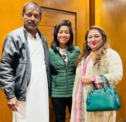 Fatima Sana with her parents