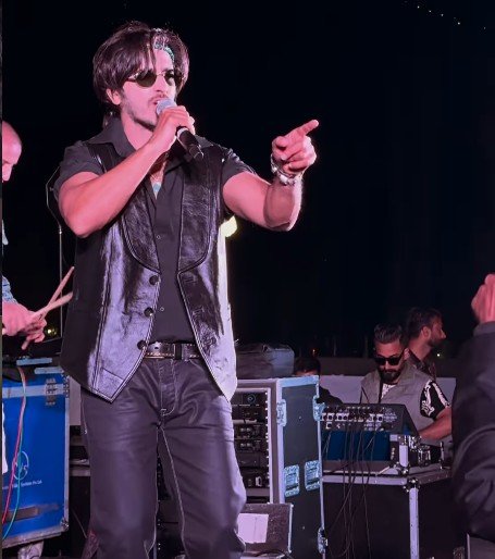 Qazi Touqeer during a live performance