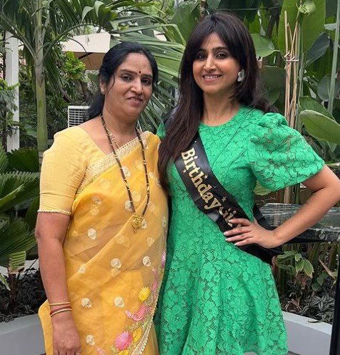 Varshini Sounderajan with her mother Alice Sounderajan