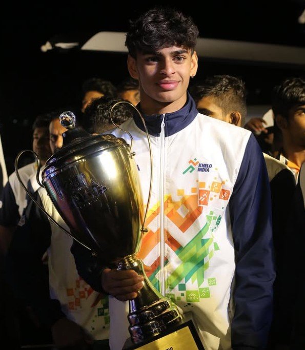 Vedaant Madhavan with his Trophy