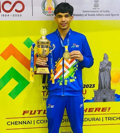 Ankush Panghal with his award