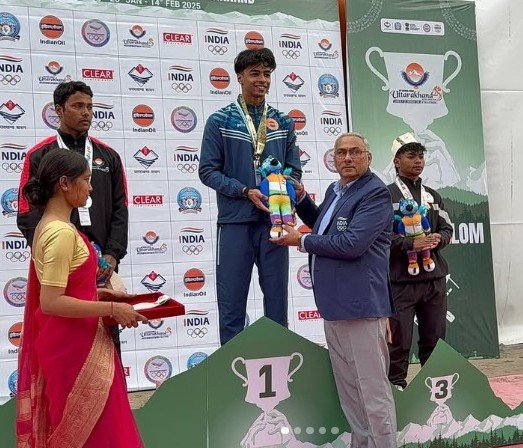 Pradhyumna Singh Rathod Receives a Memento at the 38th National Games