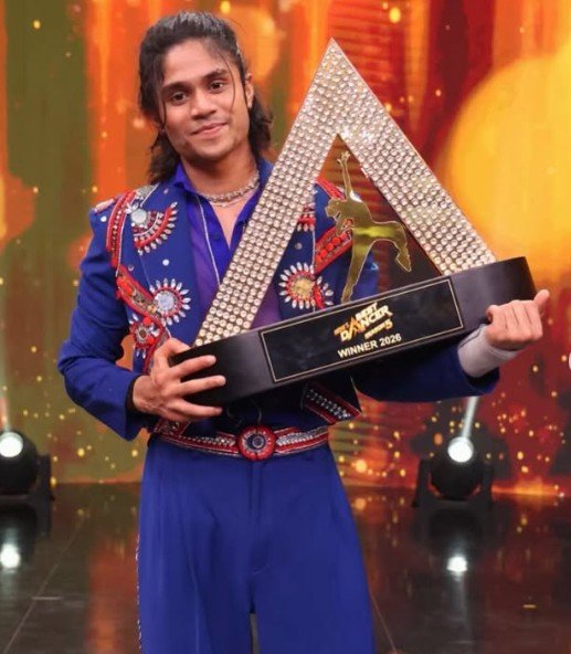 Ritesh Pal with the trophy of India’s Best Dancer Season 5
