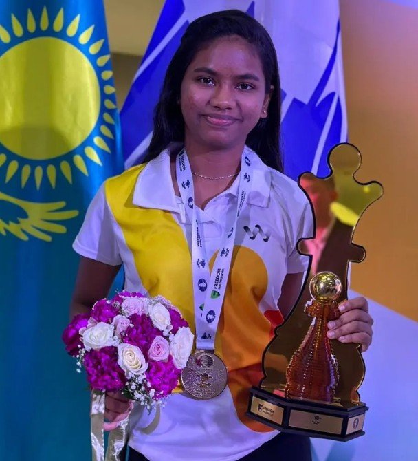 Savitha Shri Baskar with her award
