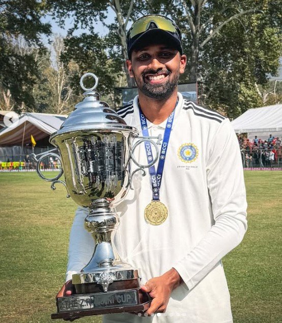 Smaran Ravichandran with his Trophy