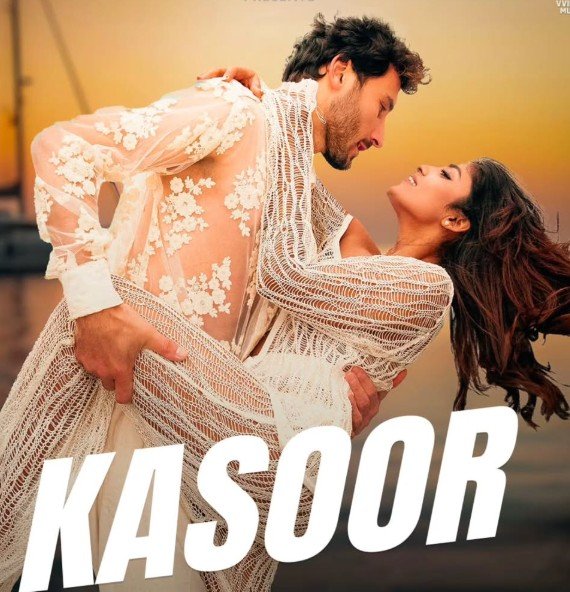 Tanya Mishra with Sameer Alizoda in the music video 'Kasoor'