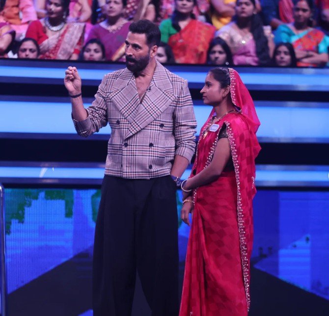 Yashoda Lodhi with Akshay Kumar on the Set of Wheel of Fortune